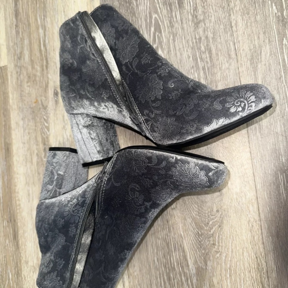 Diba block Heel Silver Almond Toe Zip Up Size 8.5M fits 9 too,Suede Shoes